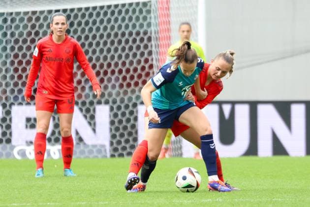 Dora Zeller (1. FC Koeln, 19) im Zweikampf mit Samatha Kerr (FC Bayern Muenchen, 26). FC Bayern Muenchen vs. 1. FC Koeln, Fussball, Google Pixel Frauen-Bundesliga, 5. Spieltag, Saison 2024 25, 05.10.2024, DFB REGULATIONS PROHIBIT ANY USE OF PHOTOGRAPHS AS IMAGE SEQUENCES, FC Bayern Muenchen vs. 1. FC Koeln, Fussball, Google Pixel Frauen-Bundesliga, 5. Spieltag, Saison 2024 25, 05.10.2024 Muenchen Copyright: xEibner-Pressefoto JennixMaulx EP_JML