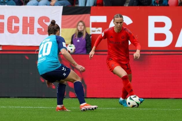 Klara Buehl (FC Bayern Muenchen, 17) mit Ball, mit Sylwia Matysik (1. FC Koeln, 20), FC Bayern Muenchen vs. 1. FC Koeln, Fussball, Google Pixel Frauen-Bundesliga, 5. Spieltag, Saison 2024 25, 05.10.2024, DFB REGULATIONS PROHIBIT ANY USE OF PHOTOGRAPHS AS IMAGE SEQUENCES, FC Bayern Muenchen vs. 1. FC Koeln, Fussball, Google Pixel Frauen-Bundesliga, 5. Spieltag, Saison 2024 25, 05.10.2024 Muenchen Copyright: xEibner-Pressefoto JennixMaulx EP_JML