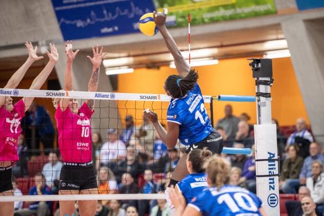 Krystal Rivers (Allianz MTV Stuttgart, 13) vs. Rachel Joy Gomez (VC Wiesbaden, 17) und Olivia Rusek (VC Wiesbaden, 10) GER, Allianz MTV Stuttgart vs. VC Wiesbaden Volleyball Bundesliga, VBL, Spielzeit 2024 2025, 05.10.2024 GER, Allianz MTV Stuttgart vs. VC Wiesbaden Volleyball Bundesliga, VBL, Spielzeit 2024 2025, 05.10.2024 Stuttgart Copyright: xSandyxDinkelackerx EP_SDR