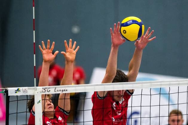 Aurel Sprenger (TV Rottenburg, 17) und. Maik Trautmann (TV Rottenburg, 06) am Ball, GER, SSG Langen vs. TV Rottenburg, Volleyball, Herren, 2. Bundesliga Sued, Saison 2024 2025, 05.10.2024. GER, SSG Langen vs. TV Rottenburg, Volleyball, Herren, 2. Bundesliga Sued, Saison 24 25, 05.10.2024. Langen Copyright: xEibner-Pressefoto FlorianxWieganx EP_FWD