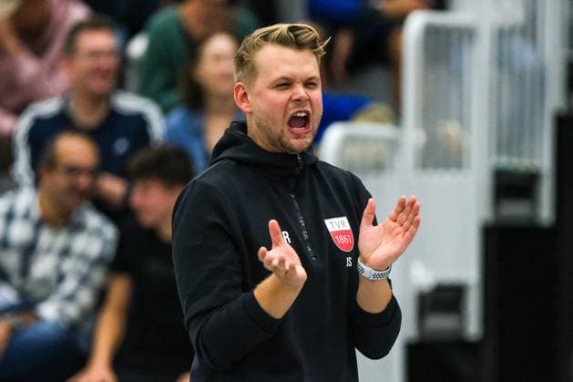 Jan Scheuermann (TV Rottenburg, Trainer) gestikuliert, GER, SSG Langen vs. TV Rottenburg, Volleyball, Herren, 2. Bundesliga Sued, Saison 2024 2025, 05.10.2024. GER, SSG Langen vs. TV Rottenburg, Volleyball, Herren, 2. Bundesliga Sued, Saison 24 25, 05.10.2024. Langen Copyright: xEibner-Pressefoto FlorianxWieganx EP_FWD