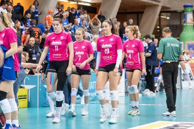 vl: Celine Jebens (VC Wiesbaden, 11), Adirana Welna (VC Wiesbaden, 07), Greta Kiss (VC Wiesbaden, 19), Tanja Grosser (VC Wiesbaden, 04) - Enttaeuschtes Team des VCW GER, Allianz MTV Stuttgart vs. VC Wiesbaden Volleyball Bundesliga, VBL, Spielzeit 2024 2025, 05.10.2024 GER, Allianz MTV Stuttgart vs. VC Wiesbaden Volleyball Bundesliga, VBL, Spielzeit 2024 2025, 05.10.2024 Stuttgart Copyright: xSandyxDinkelackerx EP_SDR