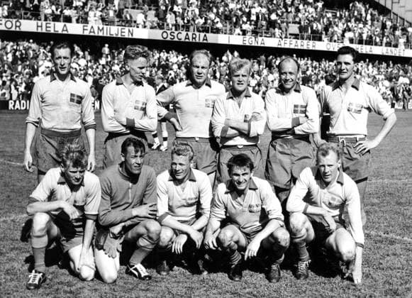 SOLNA RASUNDA 1958-06-08. Orig. caption... FOOTBALL WC-58. Sweden s Manschaft against Mexico, 8.6-58. Standing from r.v. Nils Ledholm, Agne Simonsson, Sigvard Parling, Nacka Skoglund, Gunnar Green and Julle Gustavsson. Kneeling fr. v. Orvar Bergmark, Kalle Svensson, Sven Axbom, Kurt Hamrin and Brother Mellberg. Orig. caption... WORLD SOCCER CHAMPIONSHIPS 1958. The Swedish team after their victory in the match versus Mexico today, June 8. From left upper row: Nils Lidholm, Agne Simonsson, Sigvard Parling, Lennart Skoglund, Gunnar Gren and Julle Gustafsson. Front row from left: Orvar Bergmark, Kalle Svensson, Sven Axbom, Kurt Hamrin, and Brother Mellberg. Sweden xx
