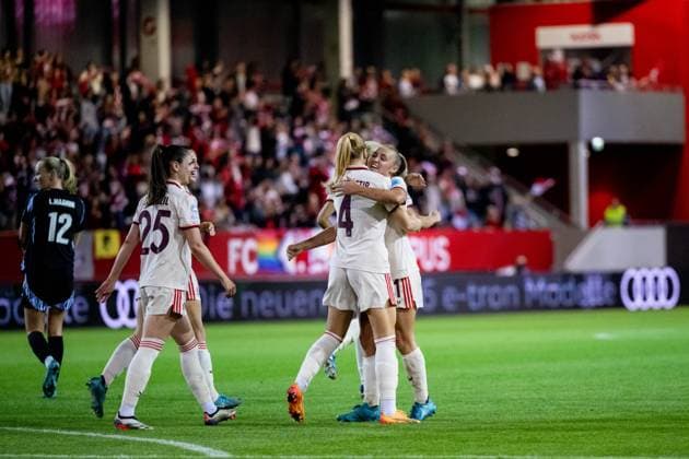 Glodis Perla Viggosdottir (FC Bayern Muenchen, 04), Georgia Stanway (FC Bayern Muenchen, 31) jubeln ueber das Tor zum 1:1, GER, FC Bayern Muenchen vs Arsenal WFC, Fussball UEFA Women™s Champions League, Gruppe C, 1. Spieltag, Saison 2024 2025, 09.10.2024 GER, FC Bayern Muenchen vs Arsenal WFC, Fussball UEFA Women™s Champions League, 1. Spieltag, Saison 2024 2025, 09.10.2024 Muenchen Copyright: xEibner-Pressefoto Memmlerx EP_MMR