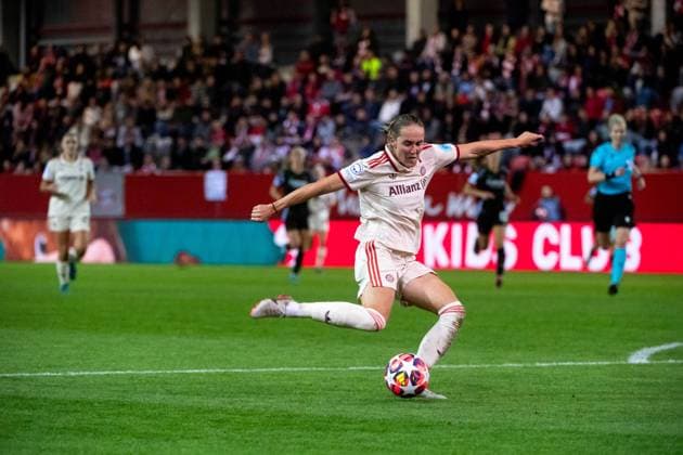 Sydney Lohmann (FC Bayern Muenchen, 12) trifft das Tor zum 2:1, GER, FC Bayern Muenchen vs Arsenal WFC, Fussball UEFA Women™s Champions League, Gruppe C, 1. Spieltag, Saison 2024 2025, 09.10.2024 GER, FC Bayern Muenchen vs Arsenal WFC, Fussball UEFA Women™s Champions League, 1. Spieltag, Saison 2024 2025, 09.10.2024 Muenchen Copyright: xEibner-Pressefoto Memmlerx EP_MMR