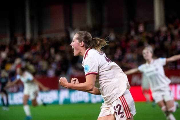 Sydney Lohmann (FC Bayern Muenchen, 12) jubelt ueber das Tor zum 2:1, dahinter Giulia Gwinn (FC Bayern Muenchen, 07), GER, FC Bayern Muenchen vs Arsenal WFC, Fussball UEFA Women™s Champions League, Gruppe C, 1. Spieltag, Saison 2024 2025, 09.10.2024 GER, FC Bayern Muenchen vs Arsenal WFC, Fussball UEFA Women™s Champions League, 1. Spieltag, Saison 2024 2025, 09.10.2024 Muenchen Copyright: xEibner-Pressefoto Memmlerx EP_MMR