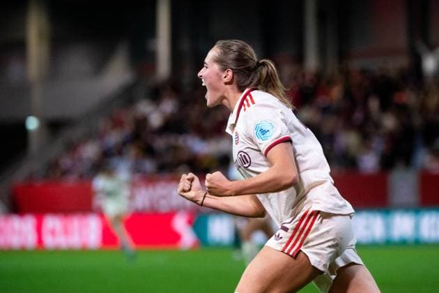 Sydney Lohmann (FC Bayern Muenchen, 12) jubelt ueber das Tor zum 2:1, GER, FC Bayern Muenchen vs Arsenal WFC, Fussball UEFA Women™s Champions League, Gruppe C, 1. Spieltag, Saison 2024 2025, 09.10.2024 GER, FC Bayern Muenchen vs Arsenal WFC, Fussball UEFA Women™s Champions League, 1. Spieltag, Saison 2024 2025, 09.10.2024 Muenchen Copyright: xEibner-Pressefoto Memmlerx EP_MMR