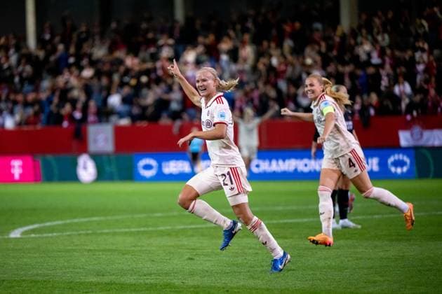 Pernille Harder (FC Bayern Muenchen, 21), Glodis Perla Viggosdottir (FC Bayern Muenchen, 04) jubeln ueber das Tor zum 4:2, GER, FC Bayern Muenchen vs Arsenal WFC, Fussball UEFA Women™s Champions League, Gruppe C, 1. Spieltag, Saison 2024 2025, 09.10.2024 GER, FC Bayern Muenchen vs Arsenal WFC, Fussball UEFA Women™s Champions League, 1. Spieltag, Saison 2024 2025, 09.10.2024 Muenchen Copyright: xEibner-Pressefoto Memmlerx EP_MMR