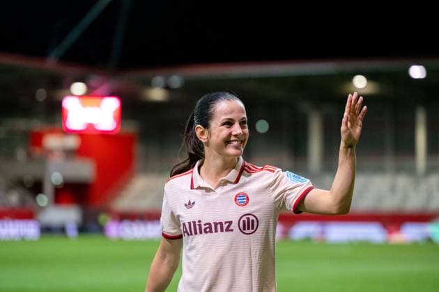Tuva Hansen (FC Bayern Muenchen, 06) jubelt ueber den Sieg und bedankt sich bei den Fans, GER, FC Bayern Muenchen vs Arsenal WFC, Fussball UEFA Women™s Champions League, Gruppe C, 1. Spieltag, Saison 2024 2025, 09.10.2024 GER, FC Bayern Muenchen vs Arsenal WFC, Fussball UEFA Women™s Champions League, 1. Spieltag, Saison 2024 2025, 09.10.2024 Muenchen Copyright: xEibner-Pressefoto Memmlerx EP_MMR