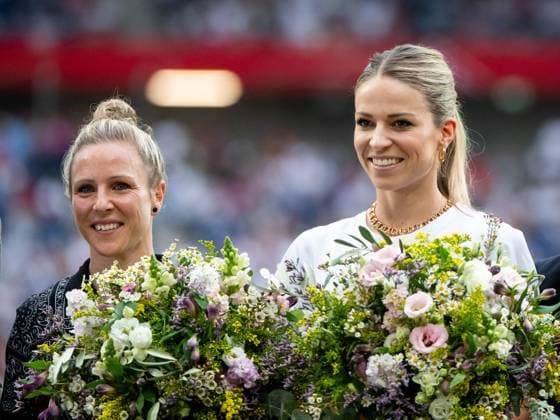Svenja Huth, Melanie Leupolz werden zum Karriereende in der Nationalmannschaft verabschiedet, GER, Deutschland (GER) vs Oesterreich (AUT), DFB Frauen Nationalmannschaft, UEFA Frauen Fussball Womens Euro 2025 Qualifiers, 6. Spieltag, 16.07.2024 GER, Deutschland (GER) vs Oesterreich (AUT), DFB Frauen Nationalmannschaft, UEFA Frauen Fussball Womens Euro 2025 Qualifiers, 6. Spieltag, 16.07.2024 Hannover Copyright: xEibner-Pressefoto Memmlerx EP_MMR