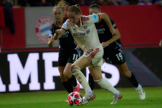 2024 25 UEFA Women™s Champions League FC Bayern München Frauen vs Arsenal WFC, Croup C, Matchday 1, Saison 2024 2025, FC Bayern München Frauen vs Arsenal WFC, GER, 2024-10-09, FC Bayern Campus München, LOHMANN Sydney (FC Bayern München 12), FOORD Caitlin (Arsenal WFC 19), sportworld München FC Bayern Campus Bayern Deutschland