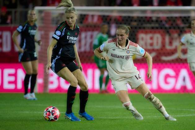 2024 25 UEFA Women™s Champions League FC Bayern München Frauen vs Arsenal WFC, Croup C, Matchday 1, Saison 2024 2025, FC Bayern München Frauen vs Arsenal WFC, GER, 2024-10-09, FC Bayern Campus München, LOHMANN Sydney (FC Bayern München 12), WILLIAMSON Leah (Arsenal WFC 06), sportworld München FC Bayern Campus Bayern Deutschland