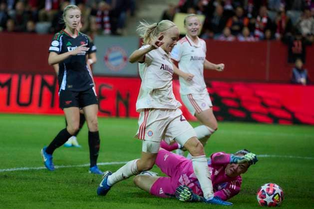 2024 25 UEFA Women™s Champions League FC Bayern München Frauen vs Arsenal WFC, Croup C, Matchday 1, Saison 2024 2025, FC Bayern München Frauen vs Arsenal WFC, GER, 2024-10-09, FC Bayern Campus München, Tor durch HARDER Pernille (FC Bayern München 21), ZINSBERGER Manuela (Arsenal WFC 01), sportworld München FC Bayern Campus Bayern Deutschland