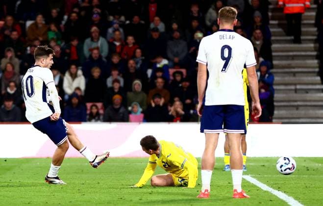 James McAtee of England scores a goal to make the score 2-1. England U21, U 21 v Ukraine U21, UEFA U21 Championship 2025 Qualification, Group F, Football, Vitality Stadium, Bournemouth, UK, 11 Oct 2024 EDITORIAL USE ONLY No use with unauthorised audio, video, data, fixture lists, club league logos or live services. Online in-match use limited to 120 images, no video emulation. No use in betting, games or single club league player publications. Copyright: xJamesxMarsh Shutterstockx 14770309ap