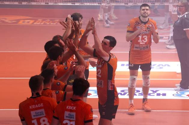 DEU, DVV, 1.VBL, BR Volleys vs. Friedrichshafen, 12.10.2024, Max-Schmeling-Halle, Berlin, DEU, DVV, 1.VBL, BR Volleys vs. Friedrichshafen, im Bild BR Volleys-Spielerkreis, Ruben Schott (BR Volleys 13) Foto: Juergen Engler nordphoto GmbH