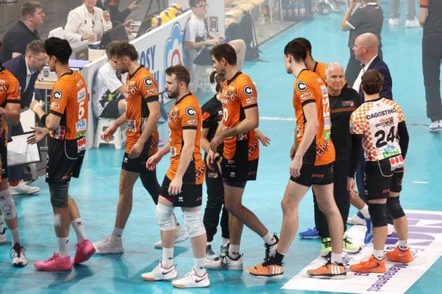 DEU, DVV, 1.VBL, BR Volleys vs. Friedrichshafen, 12.10.2024, Max-Schmeling-Halle, Berlin, DEU, DVV, 1.VBL, BR Volleys vs. Friedrichshafen, im Bild BR Volleys-Spielerkreis, Trainer Joel Banks (BR Volleys) Foto: Juergen Engler nordphoto GmbH
