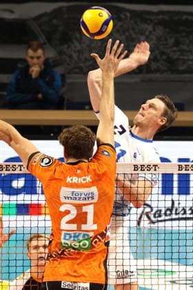 DEU, DVV, 1.VBL, BR Volleys vs. Friedrichshafen, 12.10.2024, Max-Schmeling-Halle, Berlin, DEU, DVV, 1.VBL, BR Volleys vs. Friedrichshafen, im Bild Tobias Krick (BR Volleys 21), Marcus Boehme (Friedrichshafen 11) Foto: Juergen Engler nordphoto GmbH