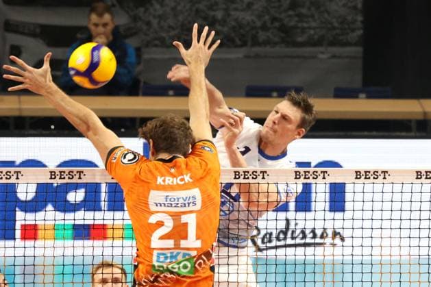 DEU, DVV, 1.VBL, BR Volleys vs. Friedrichshafen, 12.10.2024, Max-Schmeling-Halle, Berlin, DEU, DVV, 1.VBL, BR Volleys vs. Friedrichshafen, im Bild Tobias Krick (BR Volleys 21), Marcus Boehme (Friedrichshafen 11) Foto: Juergen Engler nordphoto GmbH