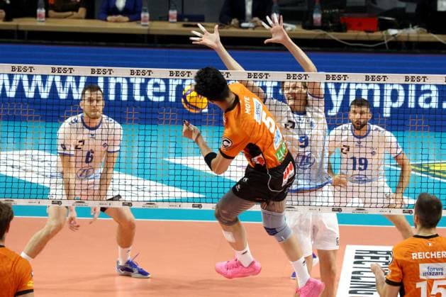 DEU, DVV, 1.VBL, BR Volleys vs. Friedrichshafen, 12.10.2024, Max-Schmeling-Halle, Berlin, DEU, DVV, 1.VBL, BR Volleys vs. Friedrichshafen, im Bild Neheimjah Mote (BR Volleys 5), Severi Savonsalmi (Friedrichshafen 9), Michal Superlak (Friedrichshafen 6), Ivan Zeljkovic (Friedrichshafen 19) Foto: Juergen Engler nordphoto GmbH