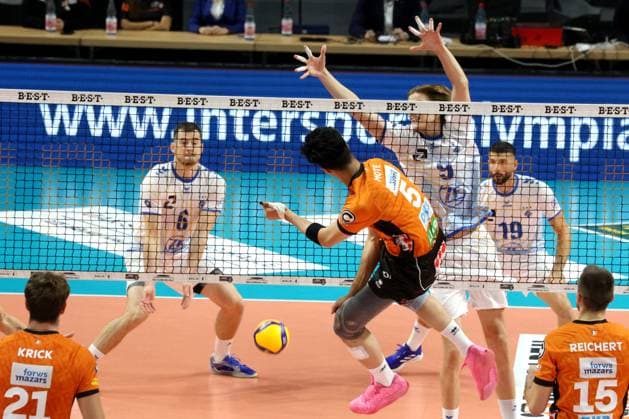 DEU, DVV, 1.VBL, BR Volleys vs. Friedrichshafen, 12.10.2024, Max-Schmeling-Halle, Berlin, DEU, DVV, 1.VBL, BR Volleys vs. Friedrichshafen, im Bild Neheimjah Mote (BR Volleys 5), Severi Savonsalmi (Friedrichshafen 9), Michal Superlak (Friedrichshafen 6), Ivan Zeljkovic (Friedrichshafen 19) Foto: Juergen Engler nordphoto GmbH