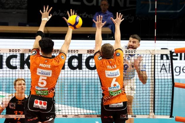 DEU, DVV, 1.VBL, BR Volleys vs. Friedrichshafen, 12.10.2024, Max-Schmeling-Halle, Berlin, DEU, DVV, 1.VBL, BR Volleys vs. Friedrichshafen, im Bild Neheimjah Mote (BR Volleys 5), Johannes Tille (BR Volleys 6), Ivan Zeljkovic (Friedrichshafen 19) Foto: Juergen Engler nordphoto GmbH