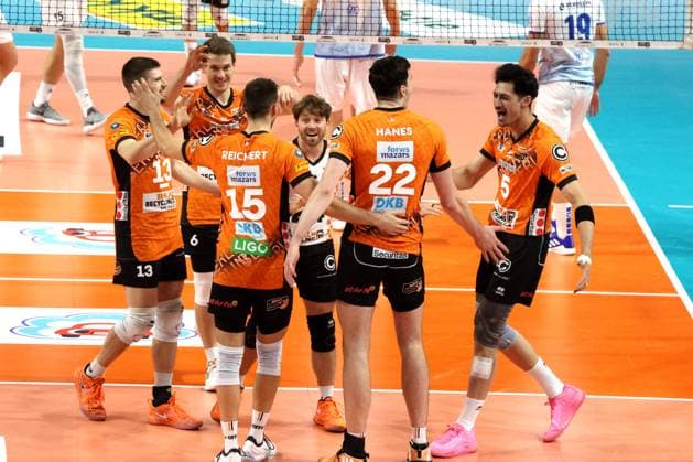 DEU, DVV, 1.VBL, BR Volleys vs. Friedrichshafen, 12.10.2024, Max-Schmeling-Halle, Berlin, DEU, DVV, 1.VBL, BR Volleys vs. Friedrichshafen, im Bild BR Volleys-Spielerkreis Foto: Juergen Engler nordphoto GmbH