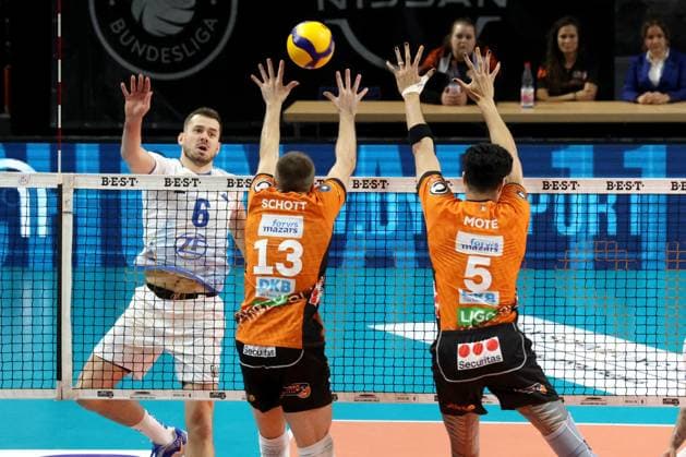 Sport Bilder des Tages DEU, DVV, 1.VBL, BR Volleys vs. Friedrichshafen, 12.10.2024, Max-Schmeling-Halle, Berlin, DEU, DVV, 1.VBL, BR Volleys vs. Friedrichshafen, im Bild Ruben Schott (BR Volleys 13), Neheimjah Mote (BR Volleys 5), Michal Superlak (Friedrichshafen 6) Foto: Juergen Engler nordphoto GmbH