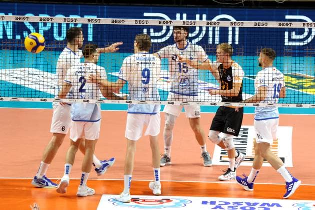 DEU, DVV, 1.VBL, BR Volleys vs. Friedrichshafen, 12.10.2024, Max-Schmeling-Halle, Berlin, DEU, DVV, 1.VBL, BR Volleys vs. Friedrichshafen, im Bild Friedrichshafener-Spielerkreis Foto: Juergen Engler nordphoto GmbH