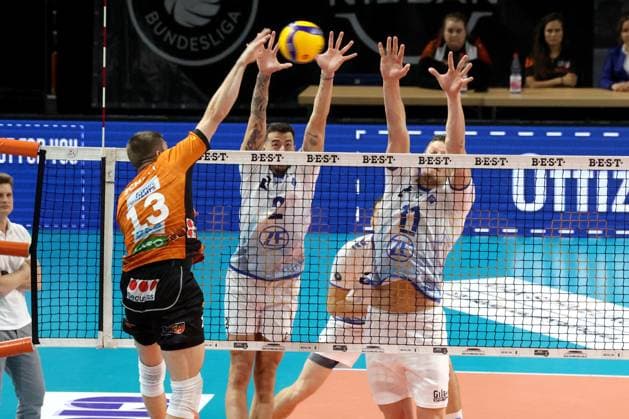 DEU, DVV, 1.VBL, BR Volleys vs. Friedrichshafen, 12.10.2024, Max-Schmeling-Halle, Berlin, DEU, DVV, 1.VBL, BR Volleys vs. Friedrichshafen, im Bild Ruben Schott (BR Volleys 13), Markos Galiotos (Friedrichshafen 2), Marcus Boehme (Friedrichshafen 11) Foto: Juergen Engler nordphoto GmbH