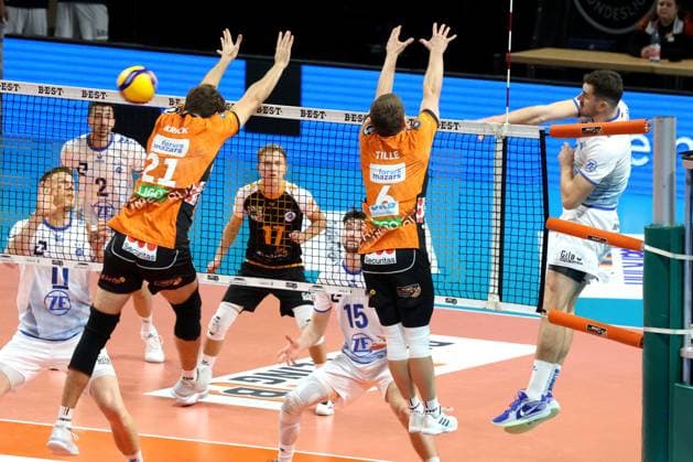 DEU, DVV, 1.VBL, BR Volleys vs. Friedrichshafen, 12.10.2024, Max-Schmeling-Halle, Berlin, DEU, DVV, 1.VBL, BR Volleys vs. Friedrichshafen, im Bild Tobias Krick (BR Volleys 21), Johannes Tille (BR Volleys 6), Michal Superlak (Friedrichshafen 6) Foto: Juergen Engler nordphoto GmbH