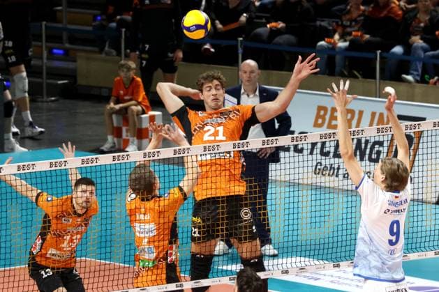 DEU, DVV, 1.VBL, BR Volleys vs. Friedrichshafen, 12.10.2024, Max-Schmeling-Halle, Berlin, DEU, DVV, 1.VBL, BR Volleys vs. Friedrichshafen, im Bild Tobias Krick (BR Volleys 21), Johannes Tille (BR Volleys 6), Trainer Joel Banks (BR Volleys), Severi Savonsalmi (Friedrichshafen 9) Foto: Juergen Engler nordphoto GmbH