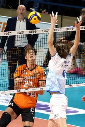 DEU, DVV, 1.VBL, BR Volleys vs. Friedrichshafen, 12.10.2024, Max-Schmeling-Halle, Berlin, DEU, DVV, 1.VBL, BR Volleys vs. Friedrichshafen, im Bild Tobias Krick (BR Volleys 21), Trainer Joel Banks (BR Volleys), Severi Savonsalmi (Friedrichshafen 9) Foto: Juergen Engler nordphoto GmbH