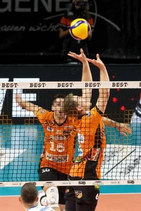DEU, DVV, 1.VBL, BR Volleys vs. Friedrichshafen, 12.10.2024, Max-Schmeling-Halle, Berlin, DEU, DVV, 1.VBL, BR Volleys vs. Friedrichshafen, im Bild Ballannahme von Johannes Tille (BR Volleys 6), Moritz Reichert (BR Volleys 15) Foto: Juergen Engler nordphoto GmbH