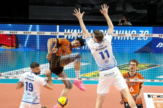 DEU, DVV, 1.VBL, BR Volleys vs. Friedrichshafen, 12.10.2024, Max-Schmeling-Halle, Berlin, DEU, DVV, 1.VBL, BR Volleys vs. Friedrichshafen, im Bild Neheimjah Mote (BR Volleys 5), Johannes Tille (BR Volleys 6), Ivan Zeljkovic (Friedrichshafen 19), Marcus Boehme (Friedrichshafen 11) Foto: Juergen Engler nordphoto GmbH
