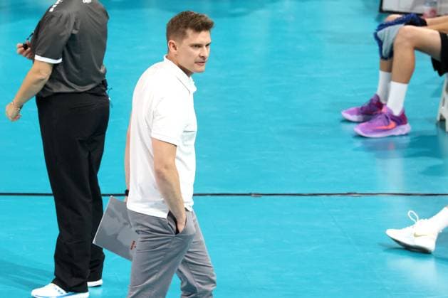 DEU, DVV, 1.VBL, BR Volleys vs. Friedrichshafen, 12.10.2024, Max-Schmeling-Halle, Berlin, DEU, DVV, 1.VBL, BR Volleys vs. Friedrichshafen, im Bild Cheftrainer Adam Swaczyna (Friedrichshafen) Foto: Juergen Engler nordphoto GmbH