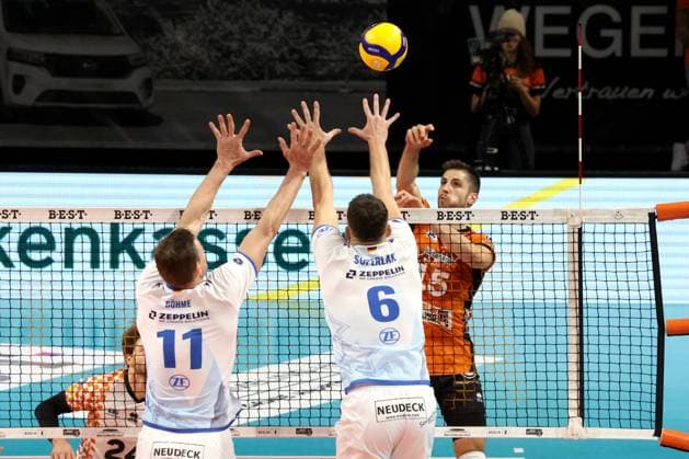 DEU, DVV, 1.VBL, BR Volleys vs. Friedrichshafen, 12.10.2024, Max-Schmeling-Halle, Berlin, DEU, DVV, 1.VBL, BR Volleys vs. Friedrichshafen, im Bild Moritz Reichert (BR Volleys 15), Marcus Boehme (Friedrichshafen 11), Michal Superlak (Friedrichshafen 6) Foto: Juergen Engler nordphoto GmbH