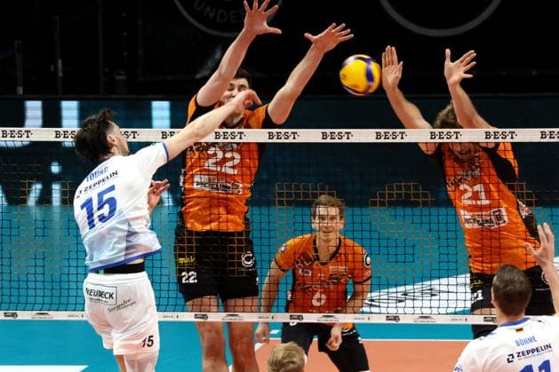 DEU, DVV, 1.VBL, BR Volleys vs. Friedrichshafen, 12.10.2024, Max-Schmeling-Halle, Berlin, DEU, DVV, 1.VBL, BR Volleys vs. Friedrichshafen, im Bild Jake Hanes (BR Volleys 22), Tobias Krick (BR Volleys 21), Jackson Young (Friedrichshafen 15) Foto: Juergen Engler nordphoto GmbH