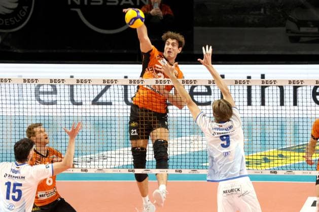 DEU, DVV, 1.VBL, BR Volleys vs. Friedrichshafen, 12.10.2024, Max-Schmeling-Halle, Berlin, DEU, DVV, 1.VBL, BR Volleys vs. Friedrichshafen, im Bild Tobias Krick (BR Volleys 21), Severi Savonsalmi (Friedrichshafen 9) Foto: Juergen Engler nordphoto GmbH
