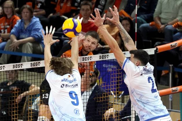 DEU, DVV, 1.VBL, BR Volleys vs. Friedrichshafen, 12.10.2024, Max-Schmeling-Halle, Berlin, DEU, DVV, 1.VBL, BR Volleys vs. Friedrichshafen, im Bild Ruben Schott (BR Volleys 13), Severi Savonsalmi (Friedrichshafen 9), Markos Galiotos (Friedrichshafen 2) Foto: Juergen Engler nordphoto GmbH
