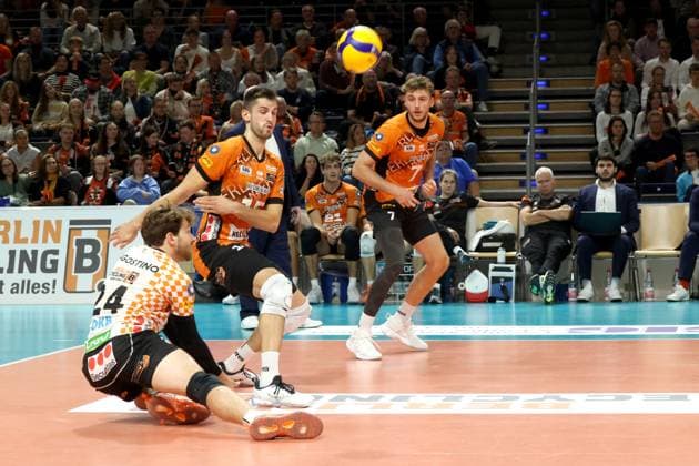 DEU, DVV, 1.VBL, BR Volleys vs. Friedrichshafen, 12.10.2024, Max-Schmeling-Halle, Berlin, DEU, DVV, 1.VBL, BR Volleys vs. Friedrichshafen, im Bild Ballannahme , Kyle Dagostino (BR Volleys 24), Moritz Reichert (BR Volleys 15), Simon Plaskie (BR Volleys 7) Foto: Juergen Engler nordphoto GmbH