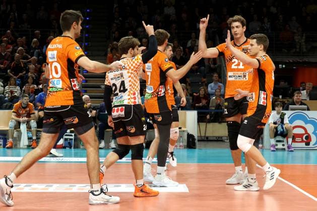 DEU, DVV, 1.VBL, BR Volleys vs. Friedrichshafen, 12.10.2024, Max-Schmeling-Halle, Berlin, DEU, DVV, 1.VBL, BR Volleys vs. Friedrichshafen, im Bild BR Volleys-Spielerkreis Foto: Juergen Engler nordphoto GmbH