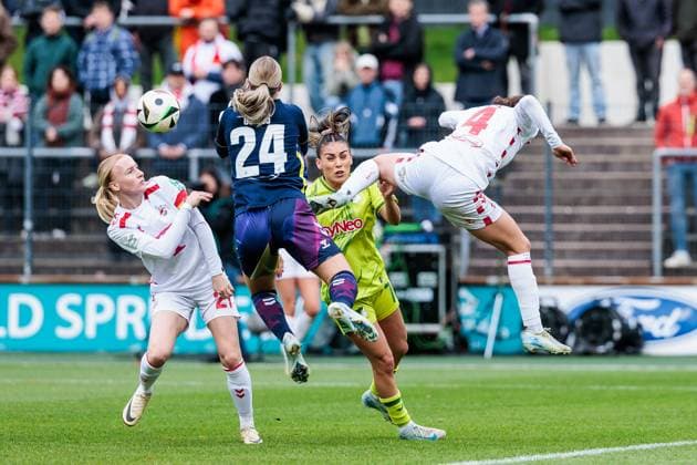 Google Pixel Frauen-Bundesliga, 1. FC Köln - TSG Hoffenheim; 13.10.2024 Zweikampf Anna Gerhardt (1. FC Köln, 21), Ereleta Memeti (TSG Hoffenheim, 7), Josefine Osigus (1. FC Köln, 24), Sara Agrez (1. FC Köln, 4) Google Pixel Frauen-Bundesliga, 1. FC Köln - TSG Hoffenheim, Köln, Franz-Kremer-Stadion DFB REGULATIONS PROHIBIT ANY USE OF PHOTOGRAPHS AS IMAGE SEQUENCES AND OR QUASI-VIDEO. Copyright: xBEAUTIFULxSPORTS Wunderlx