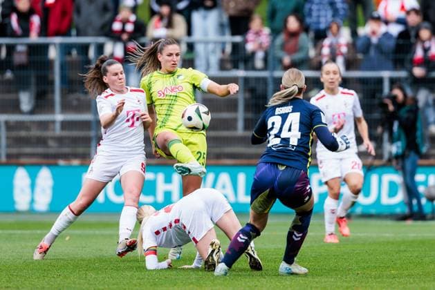 Google Pixel Frauen-Bundesliga, 1. FC Köln - TSG Hoffenheim; 13.10.2024 Adriana Achcinska (1. FC Köln, 9), Melissa Kössler (TSG Hoffenheim, 25), Anna Gerhardt (1. FC Köln, 21), Josefine Osigus (1. FC Köln, 24) Google Pixel Frauen-Bundesliga, 1. FC Köln - TSG Hoffenheim, Köln, Franz-Kremer-Stadion DFB REGULATIONS PROHIBIT ANY USE OF PHOTOGRAPHS AS IMAGE SEQUENCES AND OR QUASI-VIDEO. Copyright: xBEAUTIFULxSPORTS Wunderlx