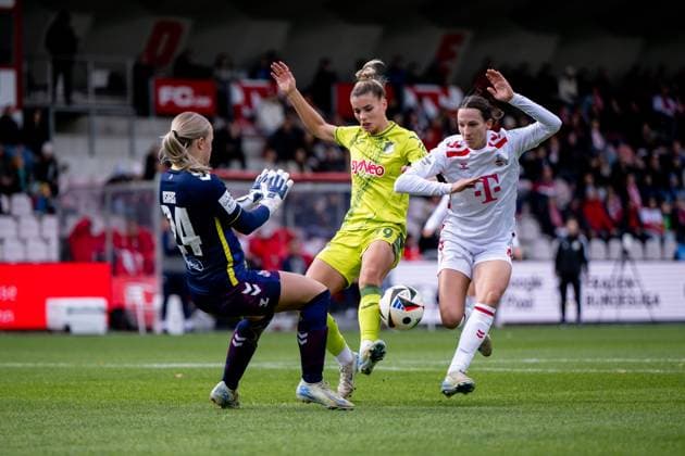 Selina Cerci (TSG Hoffenheim, 29) im Zweikampf mit Josefine Osigus (FC Koeln, 24), Sara Agrez (FC Koeln, 04), GER, 1. FC Koeln vs TSG 1899 Hoffenheim, Fussball Google Pixel Frauen Bundesliga, 6. Spieltag, Saison 2024 2025, 13.10.2024 DFB regulations prohibit any use of photographs as image sequences and or quasi-video GER, 1. FC Koeln vs TSG 1899 Hoffenheim, Fussball Google Pixel Frauen Bundesliga, 6. Spieltag, Saison 2024 2025, 13.10.2024 Koeln Copyright: xEibner-Pressefoto Memmlerx EP_MMR