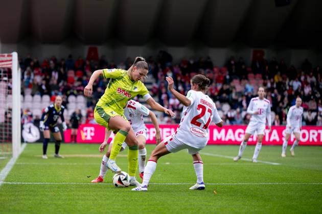 Melissa Koessler (TSG Hoffenheim, 25) im Zweikampf mit Laura Feiersinger (FC Koeln, 27), GER, 1. FC Koeln vs TSG 1899 Hoffenheim, Fussball Google Pixel Frauen Bundesliga, 6. Spieltag, Saison 2024 2025, 13.10.2024 DFB regulations prohibit any use of photographs as image sequences and or quasi-video GER, 1. FC Koeln vs TSG 1899 Hoffenheim, Fussball Google Pixel Frauen Bundesliga, 6. Spieltag, Saison 2024 2025, 13.10.2024 Koeln Copyright: xEibner-Pressefoto Memmlerx EP_MMR