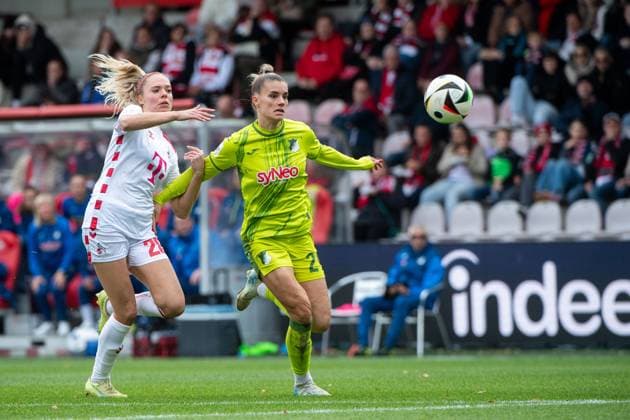 Selina Cerci (TSG Hoffenheim, 29) im Zweikampf mit Janina Hechler (FC Koeln, 28) trifft das Tor zum 0:2, GER, 1. FC Koeln vs TSG 1899 Hoffenheim, Fussball Google Pixel Frauen Bundesliga, 6. Spieltag, Saison 2024 2025, 13.10.2024 DFB regulations prohibit any use of photographs as image sequences and or quasi-video GER, 1. FC Koeln vs TSG 1899 Hoffenheim, Fussball Google Pixel Frauen Bundesliga, 6. Spieltag, Saison 2024 2025, 13.10.2024 Koeln Copyright: xEibner-Pressefoto Memmlerx EP_MMR