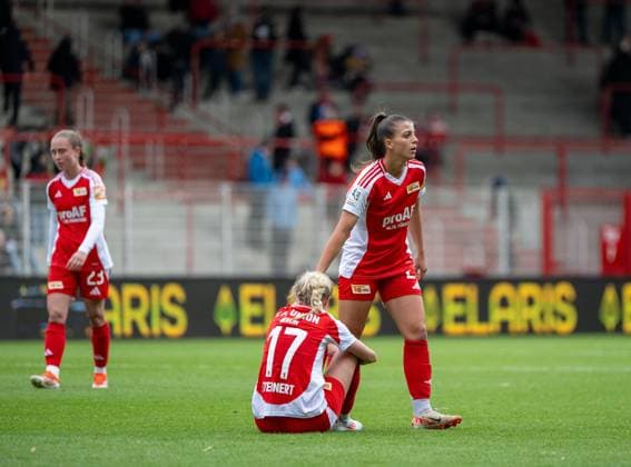 Fußball, Frauen, Saison 2024 2025, 2. Frauen-Bundesliga (7. Spieltag), 1. FC Union Berlin - FC Eintracht Frankfurt II, v. l. Pia Metzker (1. Frauen 1. FC Union), Judith Steinert (1. Frauen 1. FC Union), Korina Janez (1. Frauen 1. FC Union), Enttäuschung nach Abpfiff, 13.10. 2024, Copyright: xMatthiasxKochx