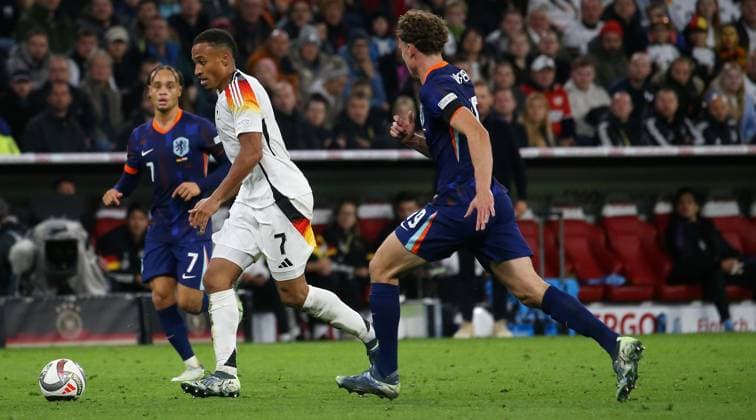 BAU 14.10..2024 München Fußball Länderspiel Deutschland vs. Niederlande, v.l. Xavi Simons (NED), Jamie Leweling (GER), Mats Wieffer (NED)