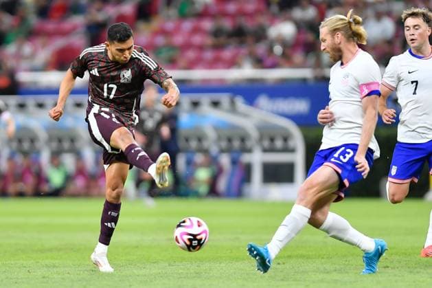 Fußball, Länderspiel, Mexiko - USA RECORD DATE NOT STATED Seleccion Mexicana 2024 Mexico vs United States Orbelin Pineda (L) of Mexico fights for the ball with Tim ream (R) of USA during the game International Friendly, Länderspiel, Nationalmannschaft between Mexican national team, Nationalteam (Mexico) and United States (USA) at Akron Stadium, on October 15, 2024, Guadalajara, Jalisco, Mexico. GUADALAJARA JALISCO MEXICO Copyright: xLuisxFernandoxTorisx 20241015214808_SNM_MEX_USA_PINEDA99