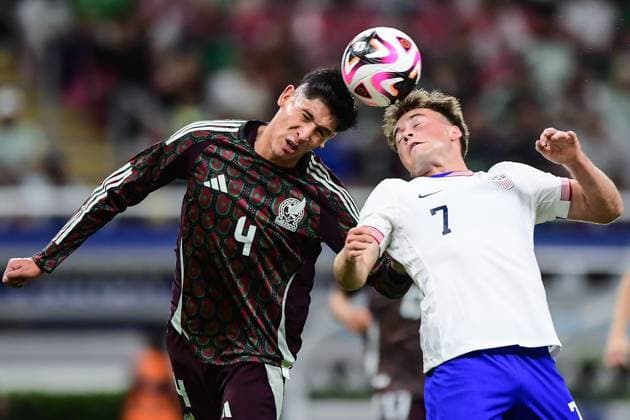 Fußball, Länderspiel, Mexiko - USA RECORD DATE NOT STATED Seleccion Mexicana 2024 Mexico vs United States Edson Alvarez (L) of Mexico jumps for the ball with Aidan Morris (R) of USA during the game International Friendly, Länderspiel, Nationalmannschaft between Mexican national team, Nationalteam (Mexico) and United States (USA) at Akron Stadium, on October 15, 2024, Guadalajara, Jalisco, Mexico. GUADALAJARA JALISCO MEXICO Copyright: xIsaacxOrtizx 20241015214818_SNM_MEX_USA_ALVAREZ102
